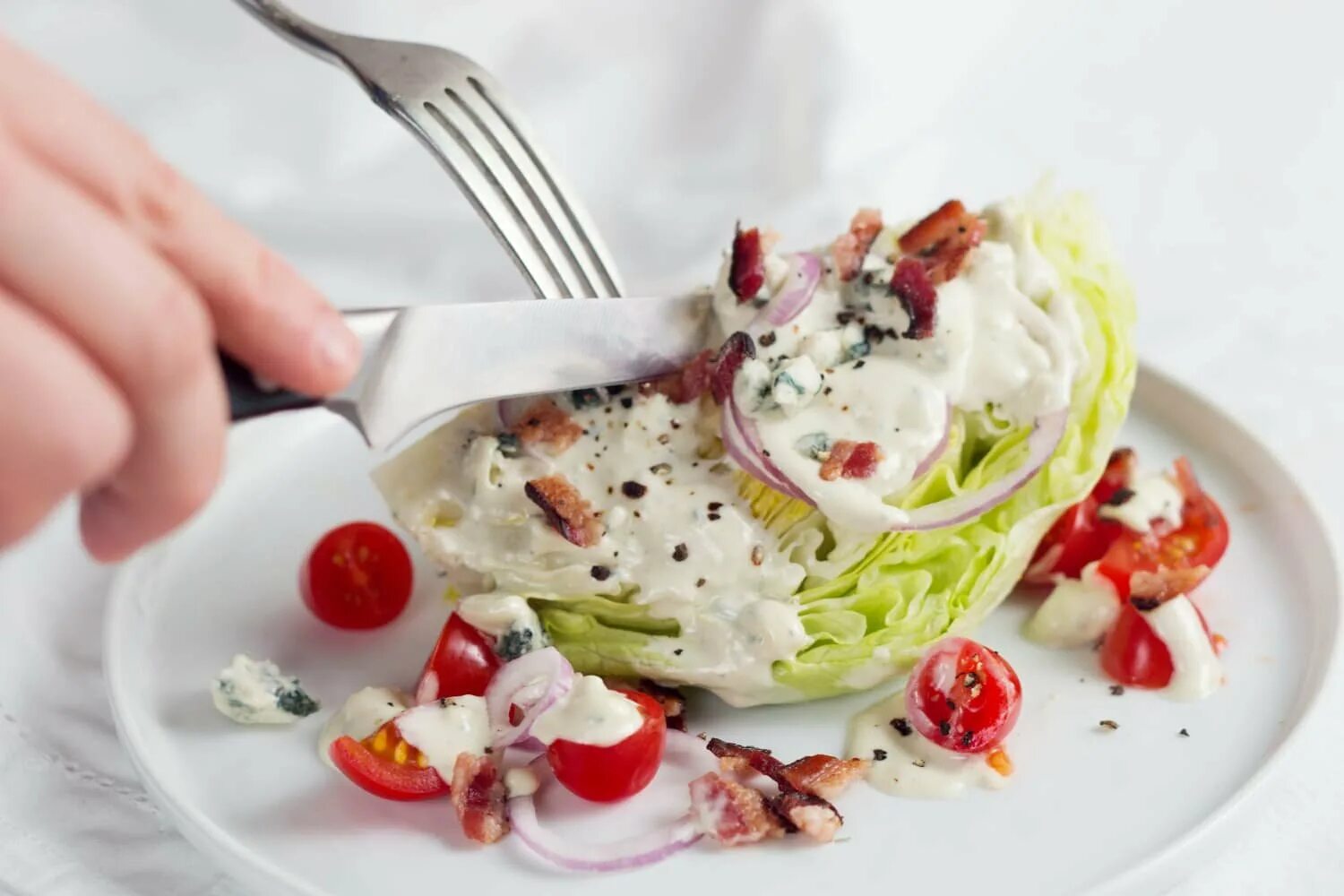 Cheese salad. Салат с курицей творожным сыром. Процесс приготовления салата с грушей сыром и грецкими орехами. Салат чиз. Tulum cheese salad.