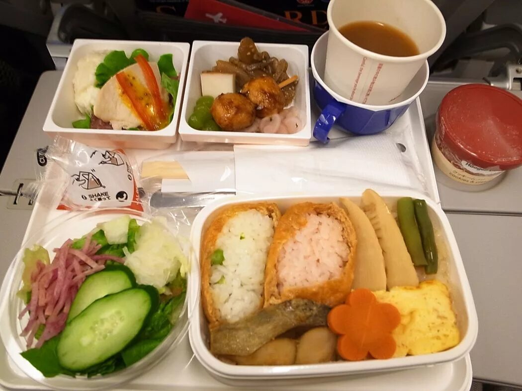 Самолете дают еду. Питание на борту s7 снэк. S7 Airlines питание вегетарианское. Хинду питание Аэрофлот. Питание бизнес класс Эмирейтс.