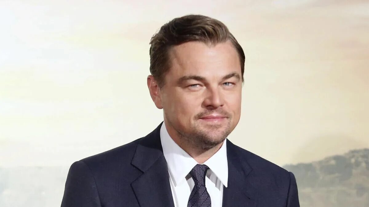 Леонардо ди каприо с девушкой. Ana touche. Статуэтка леонардо девочка с собаками. Статуэтка дети леонардо. Девушка леонардо ди каприо хаджид.