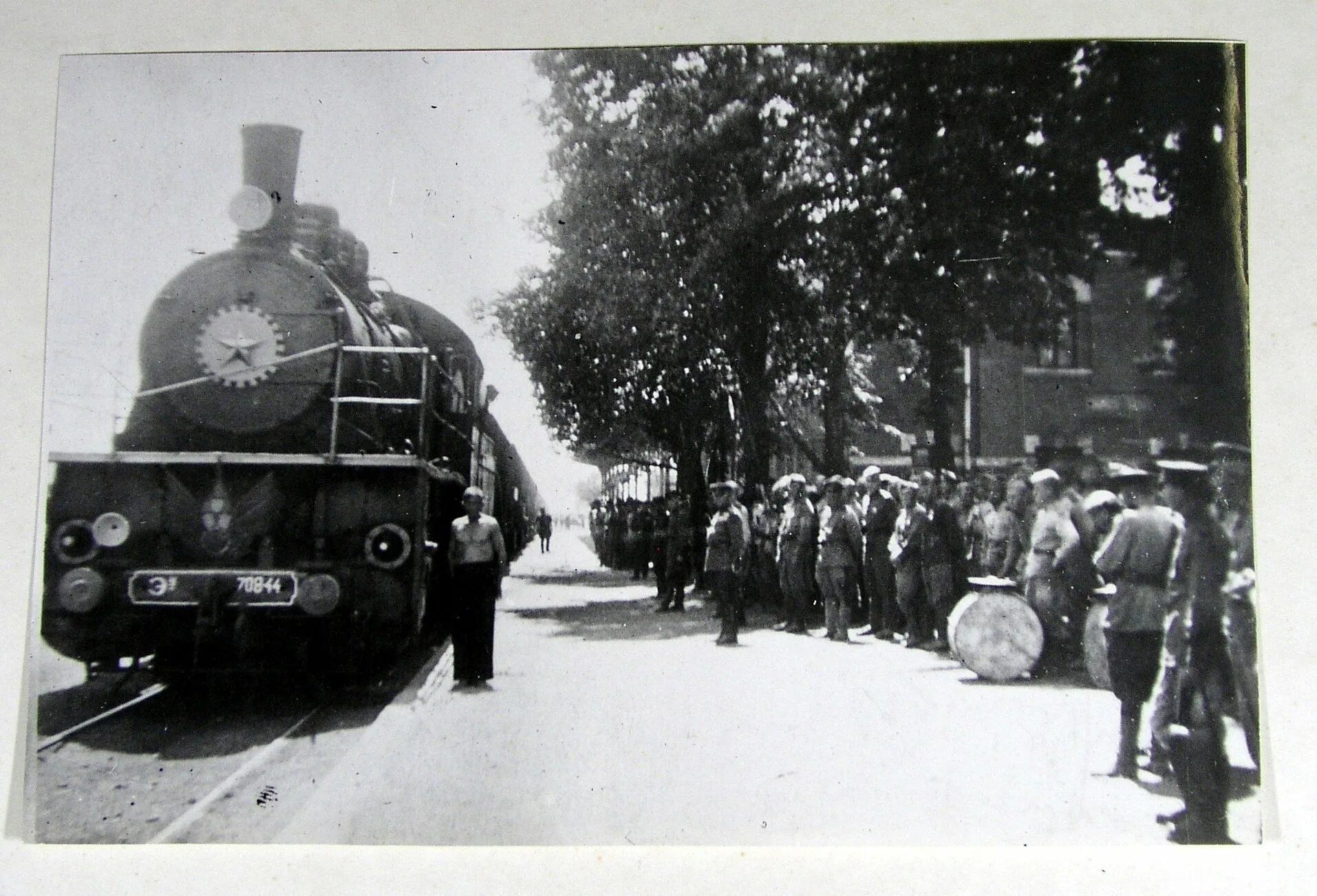 Поезд великой отечественной войны. Эшелоны с войсками 1941-1945. Поезд эшелон 1941. Воинский эшелон 1941. Поезда эшелоны Великой Отечественной войны 1941-1945.