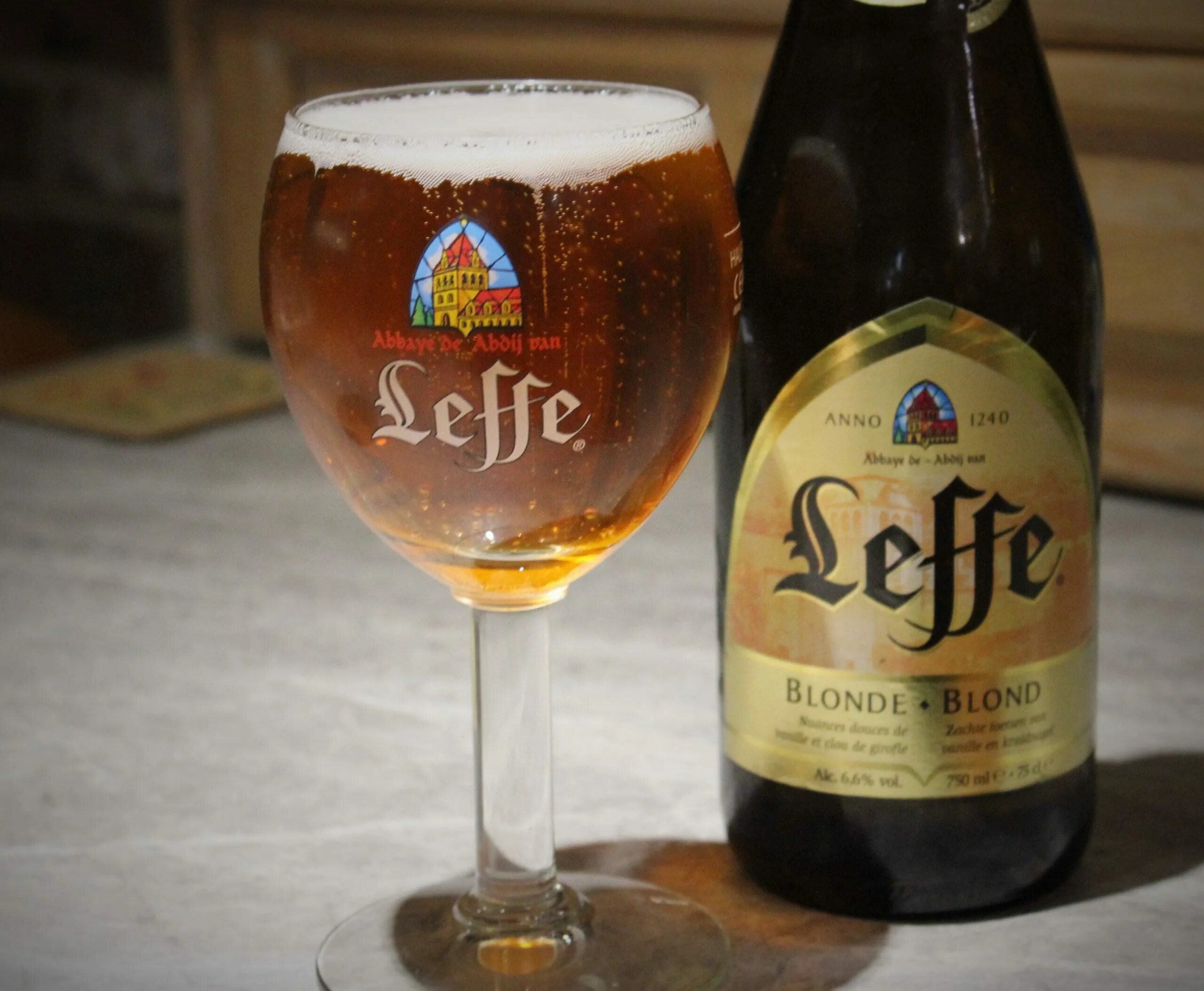 Leffe blonde. Бельгийское пиво Леффе. Леффе блонд крепость. Леффе пиво светлое. Пиво Leffe blonde.