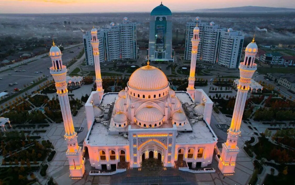 Самые крупные мечети. Шали Чечня мечеть гордость мусульман. Мечеть в городе шали Чеченская Республика. Мечеть пророка Мухаммеда Грозный. Мечеть гордость мусульман в Грозном.