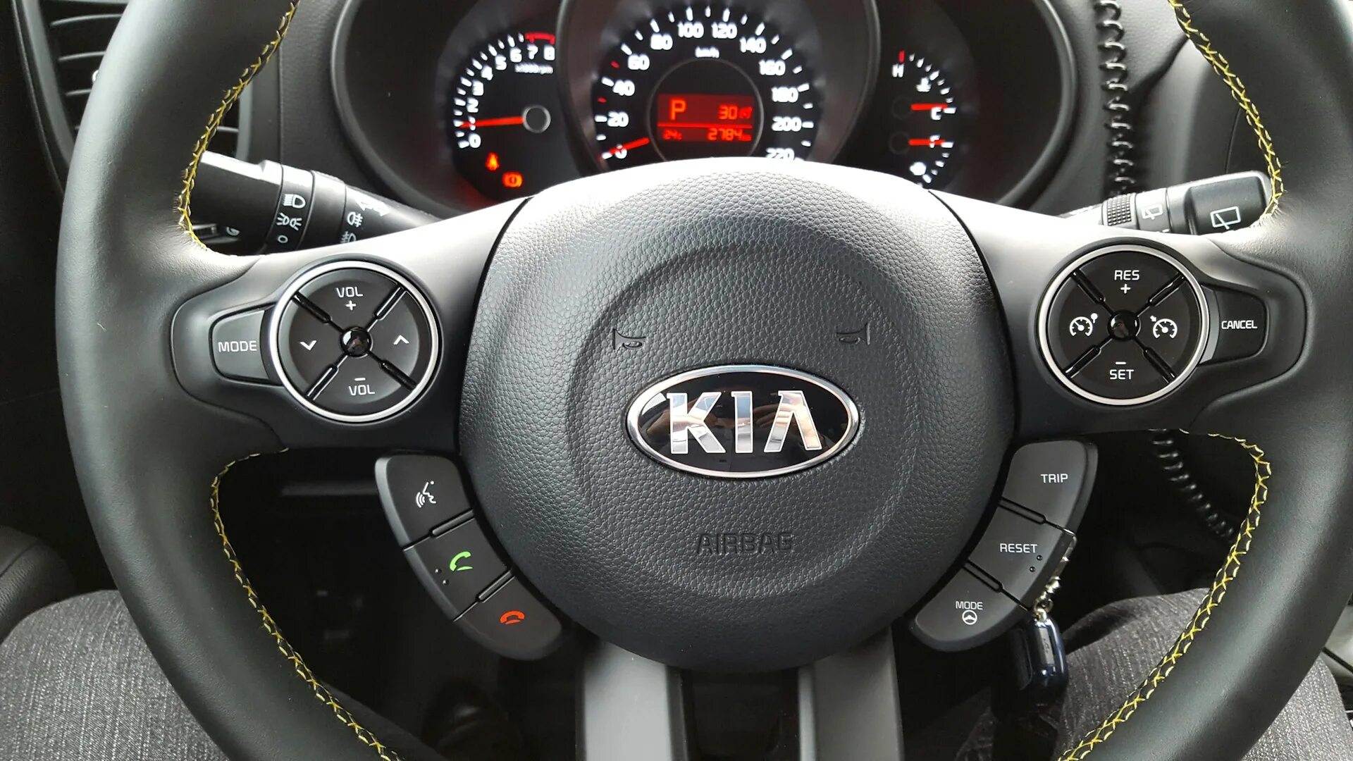 Киа соул круиз. Круиз контроль Kia Soul 2. Кнопка круиз контроля Киа соул 2. Круиз контроль на Киа соул 2022. Круиз Kia Soul 2009.