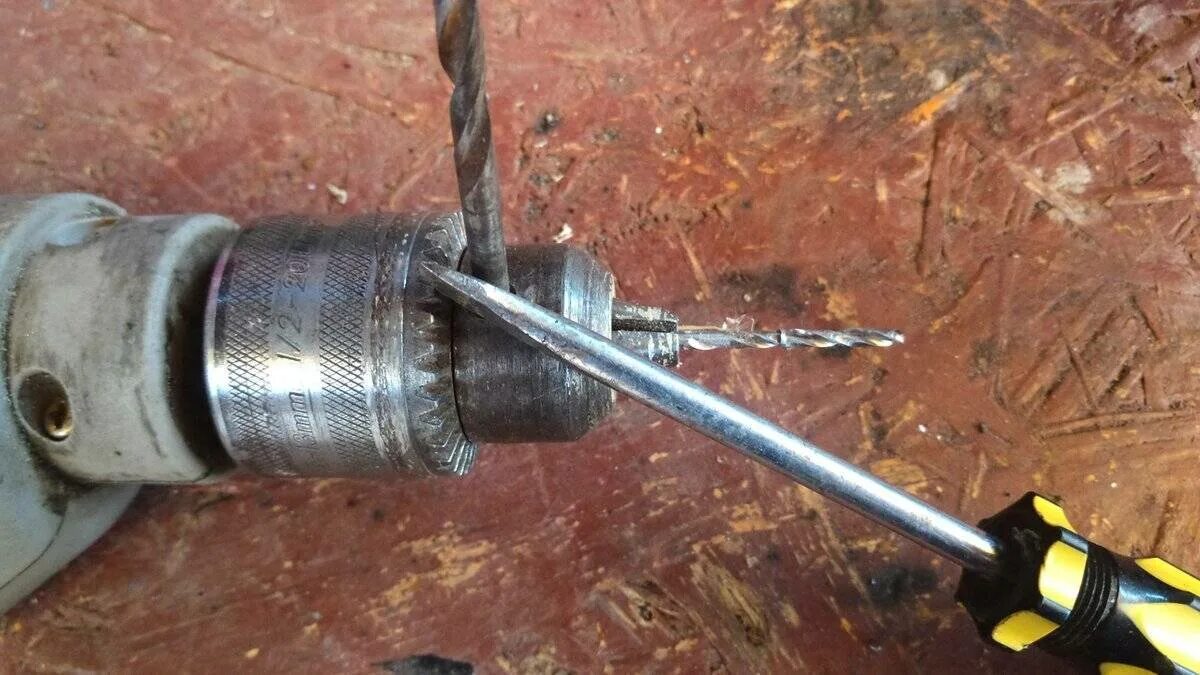 ключ для откручивания дрели. ключ для затягивания сверла на дрель. электродрель сверло. как открутить патрон на дрели без ключа. как открутить патрон на дрели без ключа.