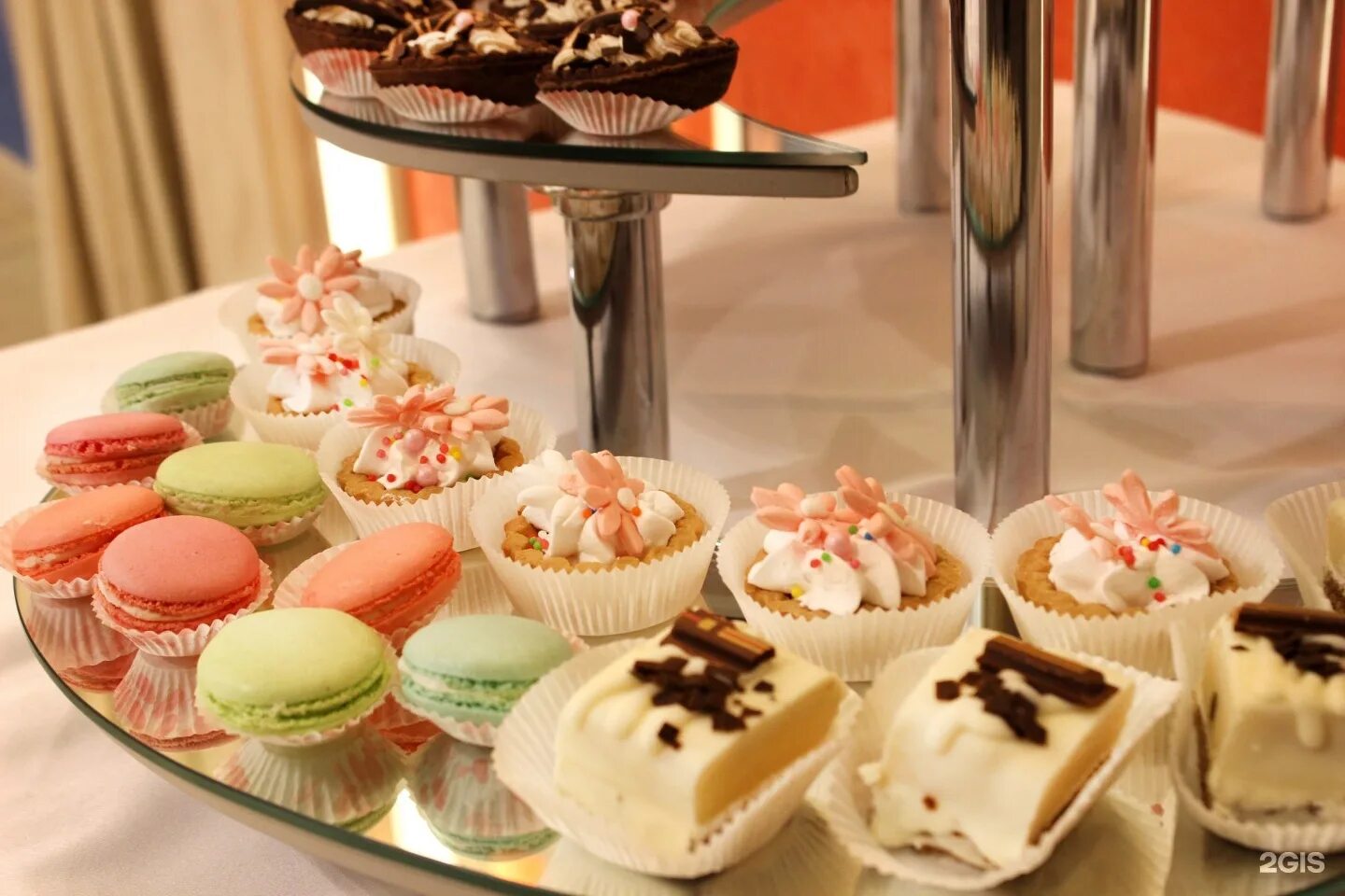 французские торты и пирожные. кондитерская на чичканова тамбов пирожные. витрина для десертов. кондитерские изделия в кафе. много тортов.