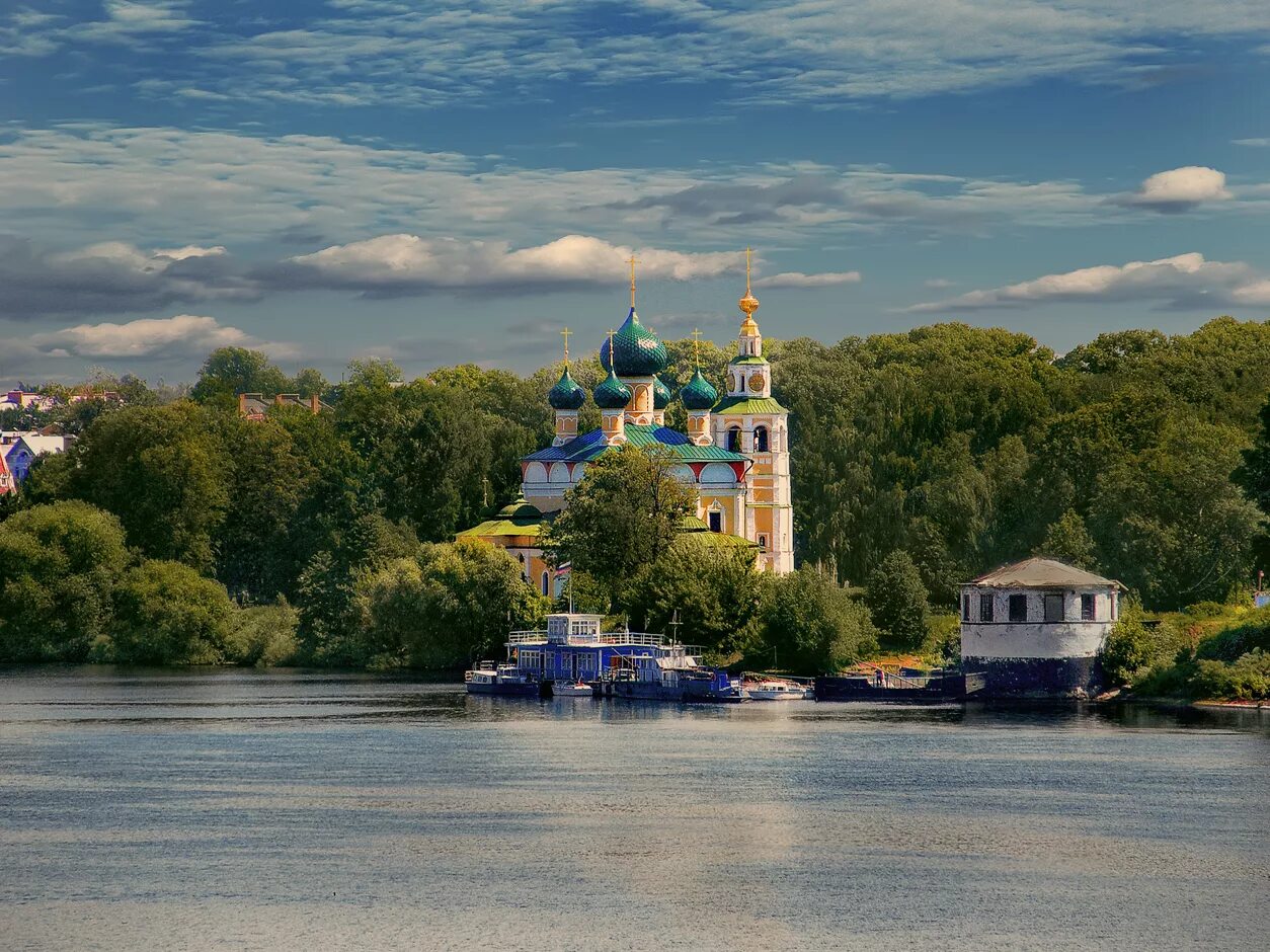 Россия 1 города волга. Углич Волга. Храм на берегу Волги в г Ярославле. Углич город. Город Углич на Волге.