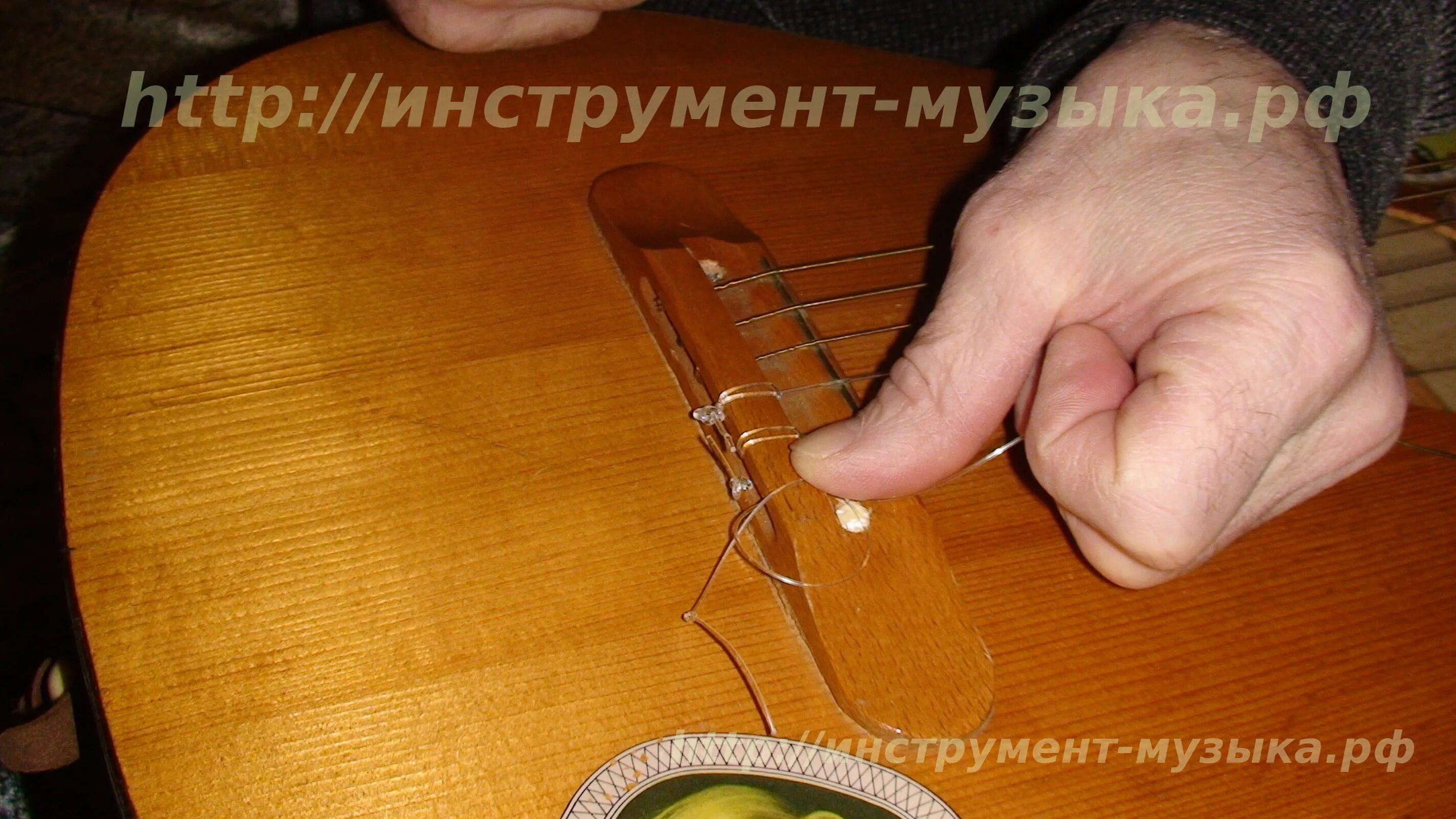 Как правильно завязывать струны на гитаре. Нейлоновые струны для классической гитары. натяжитель для струн своими руками. как завязать струны на классической гитаре. сила натяжения нейлоновых струн на гитаре.