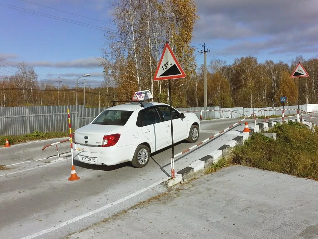 Экзамен гибдд челябинск. Учебный автомобиль. Учебная машина для вождения. Внутренний экзамен в автошколе. Учебная машина на автодроме.