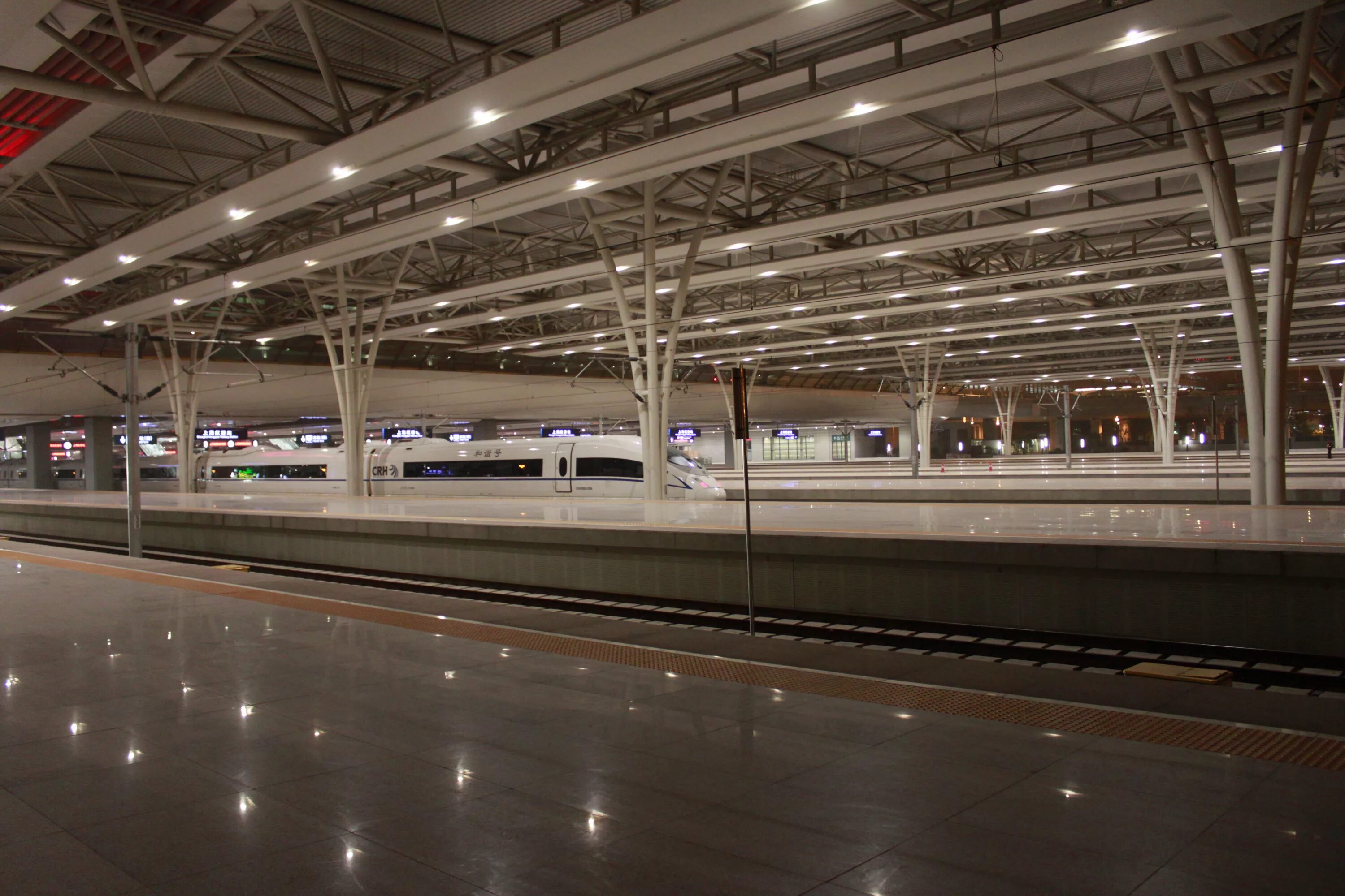 Shanghai hongqiao railway. Shanghai hongqiao railway station. жд вокзал шанхай hongqiao. жд вокзал хунцяо. южный железнодорожный вокзал шанхая.