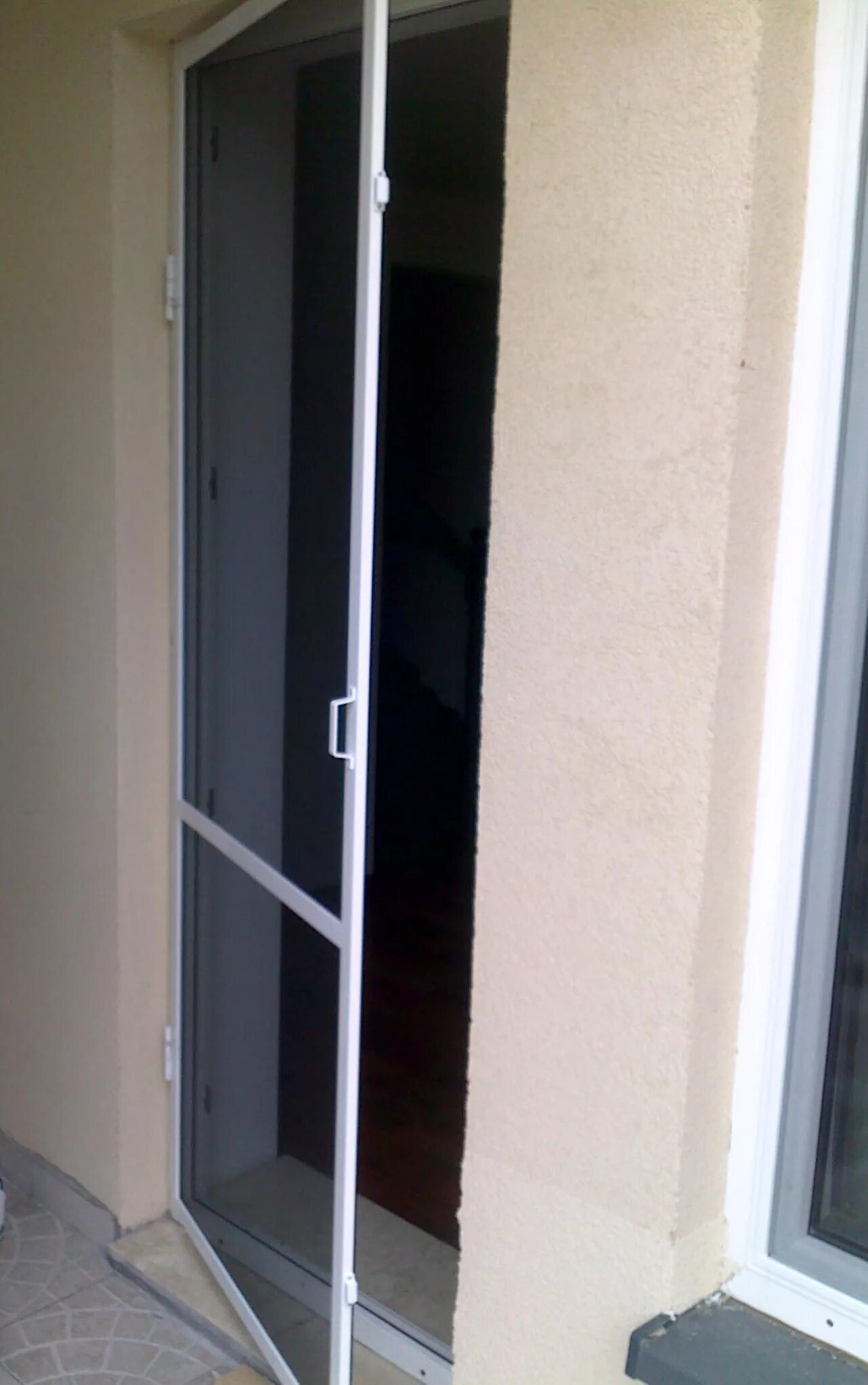 Москитная дверь на балконную дверь открывающаяся. Москитная дверь на входную. Москитная дверь на балкон. Москитная сетка 46×120 графит. Москитная сетка на дверь балкона.