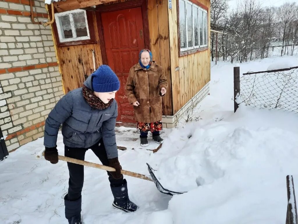 Дети убирают снег. Дети чистят снег. Чистка снега на даче. Убирание снега на участке дети. Чистить снег в деревне