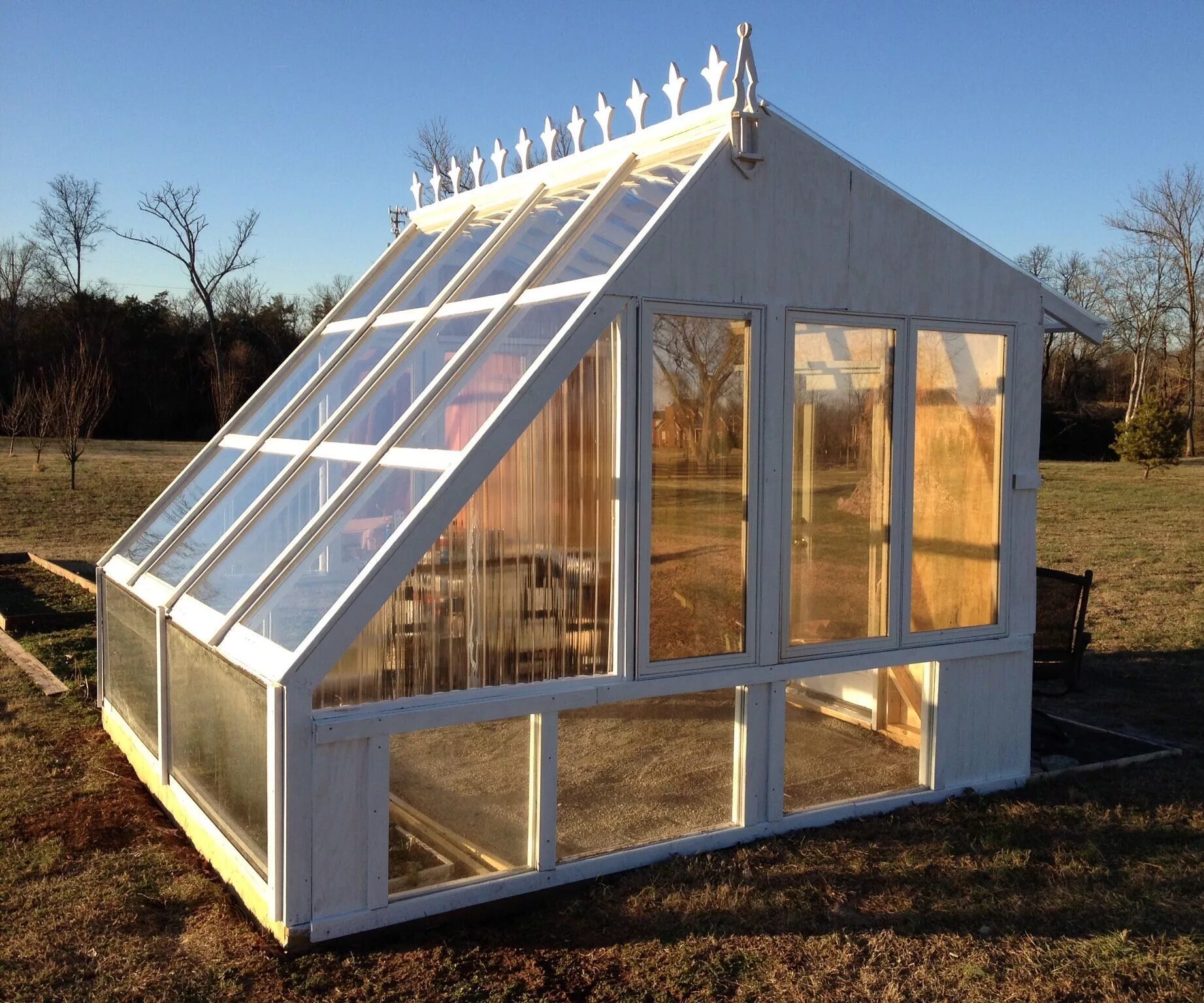 Купить старую теплицу. Парник Greenhouse. ГРИНХАУС теплица из дерева. Теплицы из оконных рам с односкатной крышей. Красивая деревянная теплица.