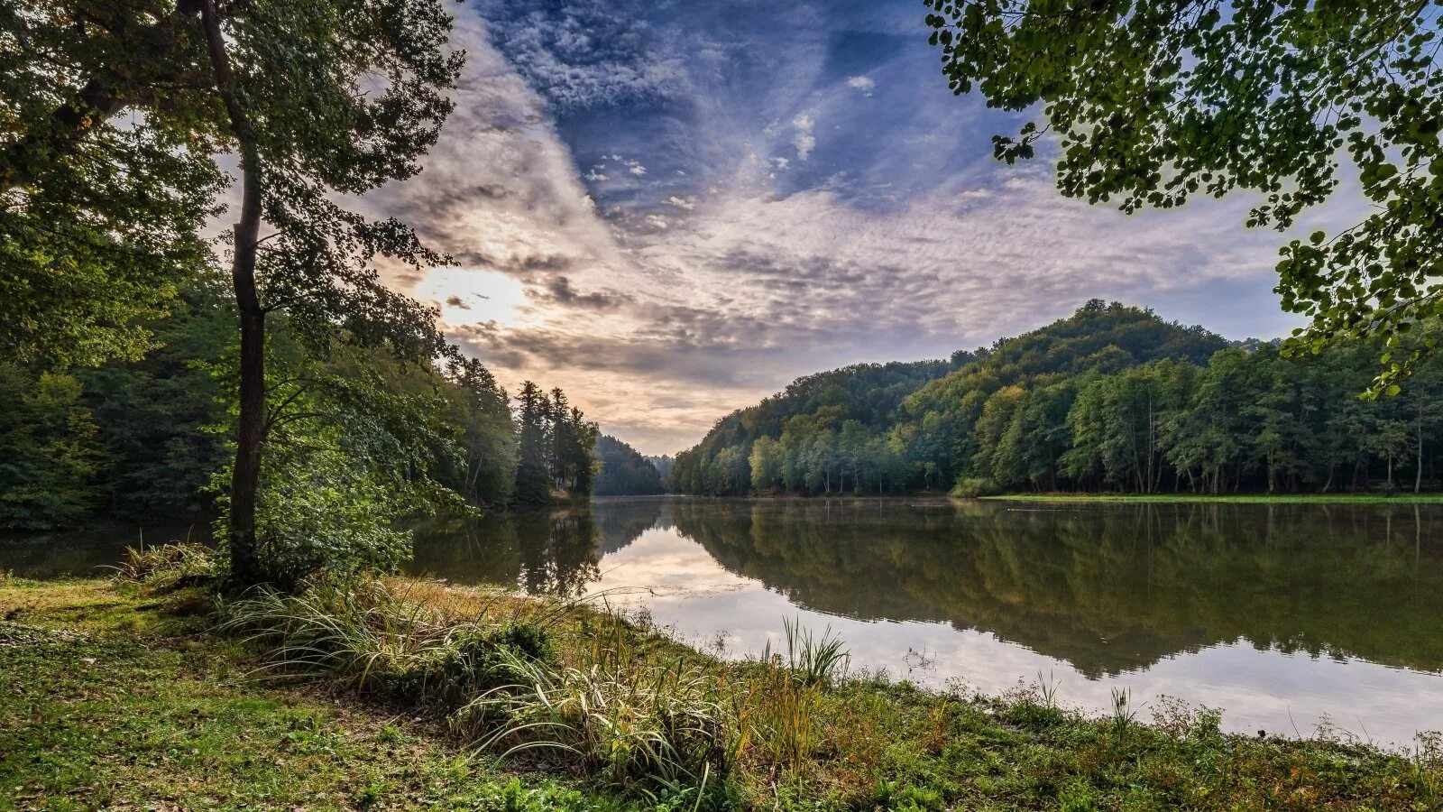 Озеро ликолампи. Река ислочь беларусь. Озеро цимлянское тюмень. Природа урала озеро синара. Берег лесной реки.