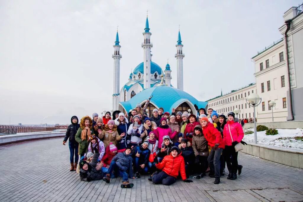 Казань путешествие на неделю. Экскурсанты Казань Кремль. Республика Татарстан Казань улица Ташаяк 2а Казань-тур. Казань экскурсии 2023. Казанский Кремль Казань экскурсия.