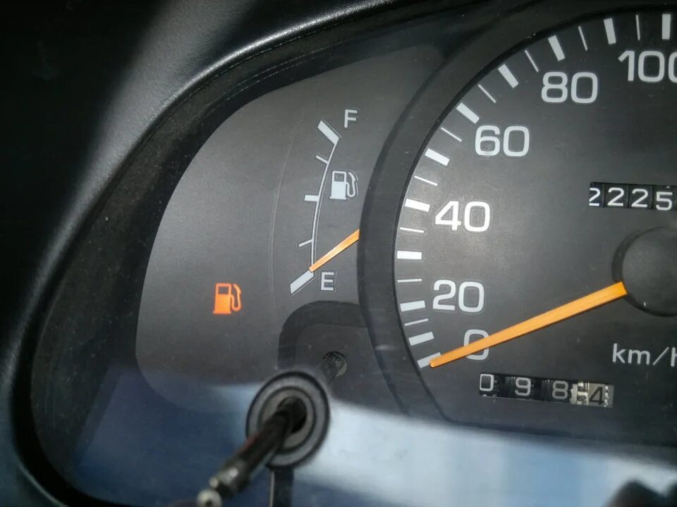 Горит лампочка топлива. Лампочка топлива тойота бб 2000. сигнальные лампы низкого уровня топлива тойота. горящая лампочка бензина. индикатор сгоревших ламп тойота.
