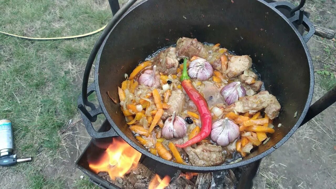 Плов в казане на костре. Плов в казане на костре. Узбекский плов в казане. Плов зимой. Настоящий узбекский плов в казане на костре.