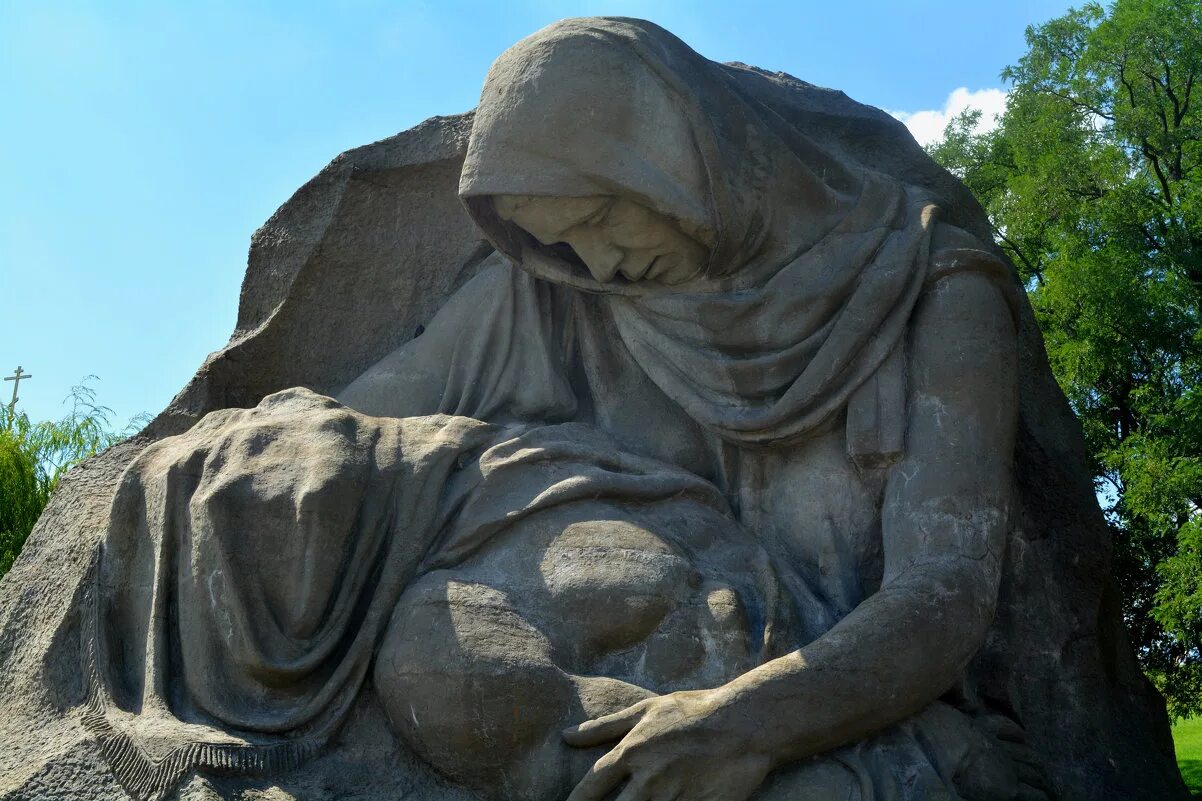 Главный скорбящий. Скульптура скорбящая мать волгоград. Подиум для возложения цветов. Главный скорбящий. Мамаев курган памятник скорбящей матери.