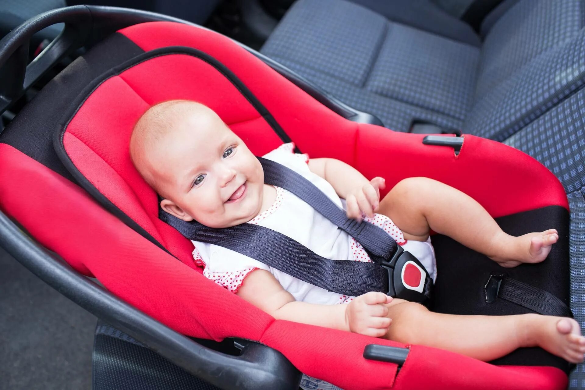 До скольки ребенку ездить в детском кресле. Детское кресло. Автокресло для малышей. Автолюлька в автомобиле. Кресло для новорожденных в машину.
