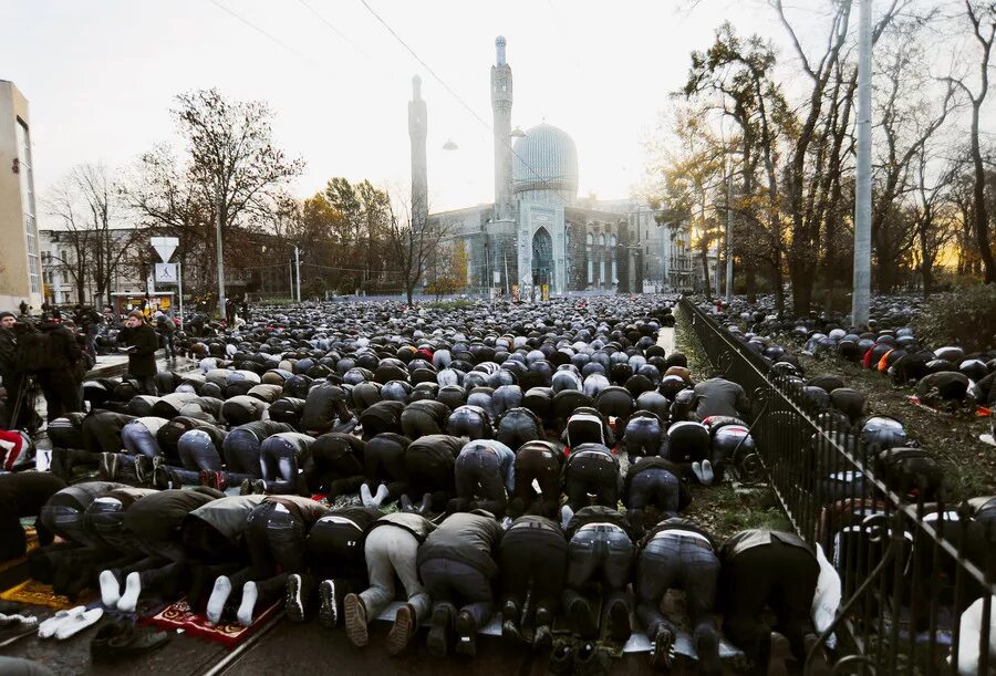 20 октября 2013 года. Курбан байрам в Санкт Петербурге. Курбан байрам Горьковская. Куйрам байрам на Горьковской. Курбан байрам мечеть Санкт Петербург.