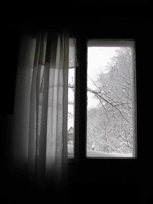 Незадернутых гардин никого не будет дома. Снег за окном. Зима за окном. Вид из окна в деревне. Страшный вид из окна.