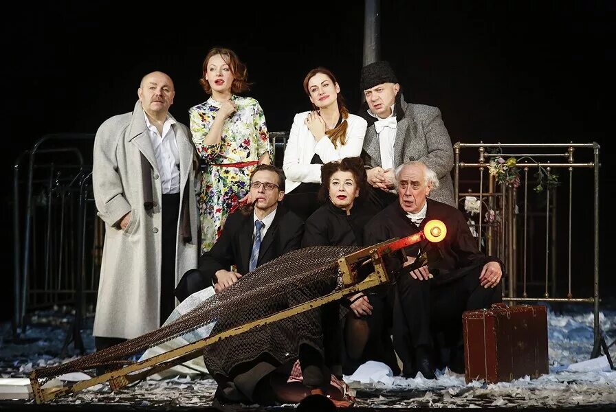 Спектакль женитьба гоголь малый театр. Гоголя. Театр ленсовета гоголь женитьба. Актеры спектакля город. Город женитьба гоголь ленсовета.