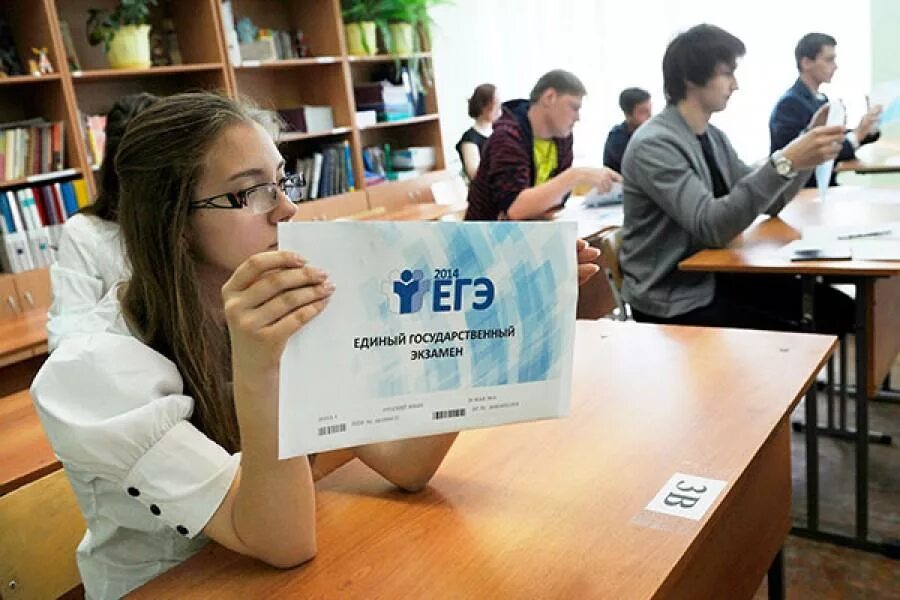 Знание английского языка. Обязательно ли сдавать иностранный язык. Экзамен английский pte. Обязательно ли сдавать иностранный язык. Ученик готовится к экзамену.