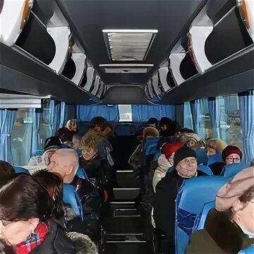 Межгород омск. Салон автобуса с людьми. Пассажиры в автобусе. Салон автобуса с пассажирами. Автобус внутри.