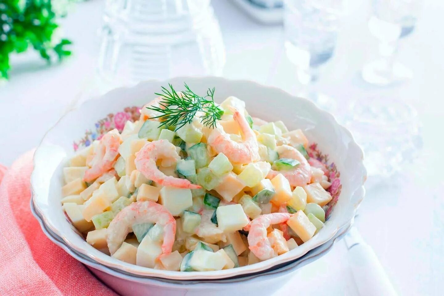 Салат Буржуй. Салат с креветками огурцами и яйцами. Салат с креветками и крабовыми палочками и кукурузой. Салат с кальмарами и креветками