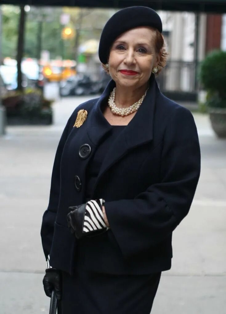 Ари сет коэн фото. Пожилая женщина в шляпе. Элегантные женщины 50. Элегантная женщина. Модель 60+ барбара.