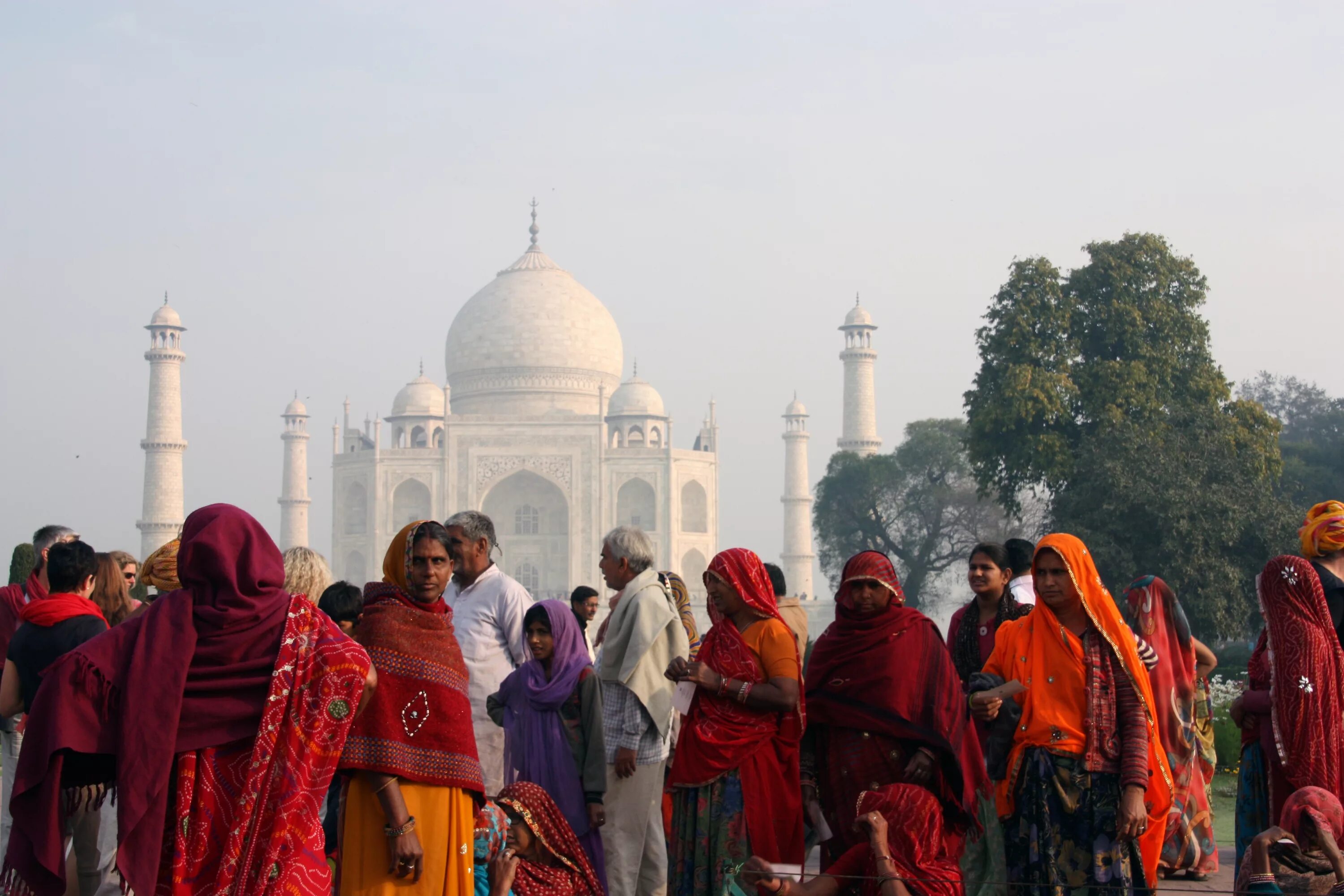 Можно в полной мере. Культура Индии. Индия люди в храме. Религиозный туризм в Индии. Индия картинки.