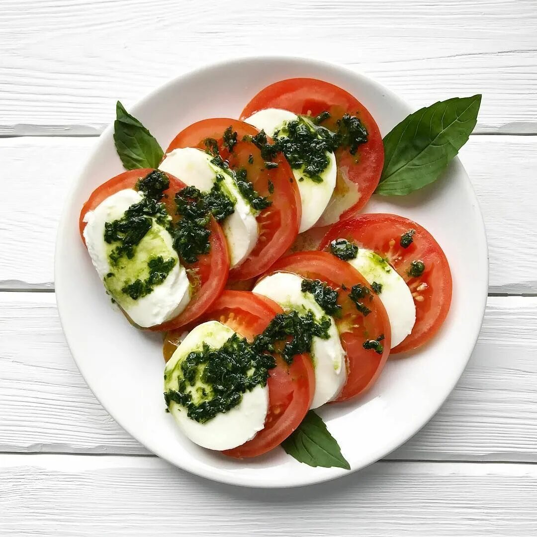 Моцарелла капрезе. Итальянская закуска капрезе. Сыр для капрезе. Помидоры капрезе. Капрезе.