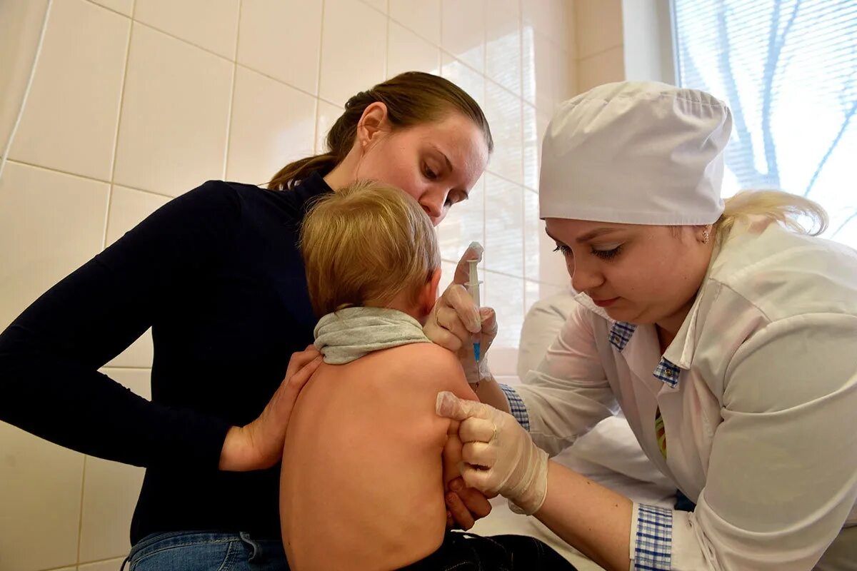 Вакцины в детских поликлиниках. Вакцинация детей. Прививка детям. Иммунизация детей. Прививка от коронавируса детям.