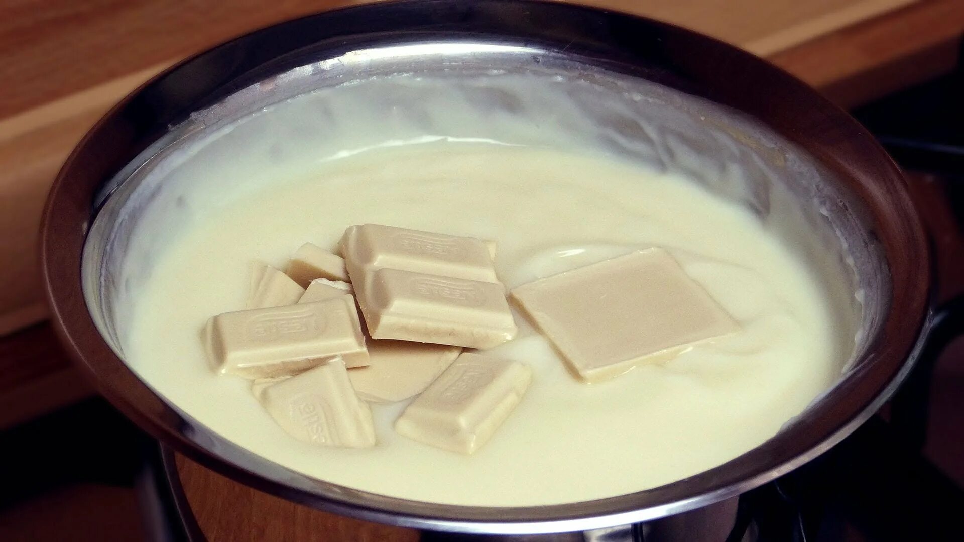Выравнивание белым шоколадом. Ганаш на белом шоколаде. Крем ганаш на белом шоколаде. Заварной крем. Заварной крем с белым шоколадом.