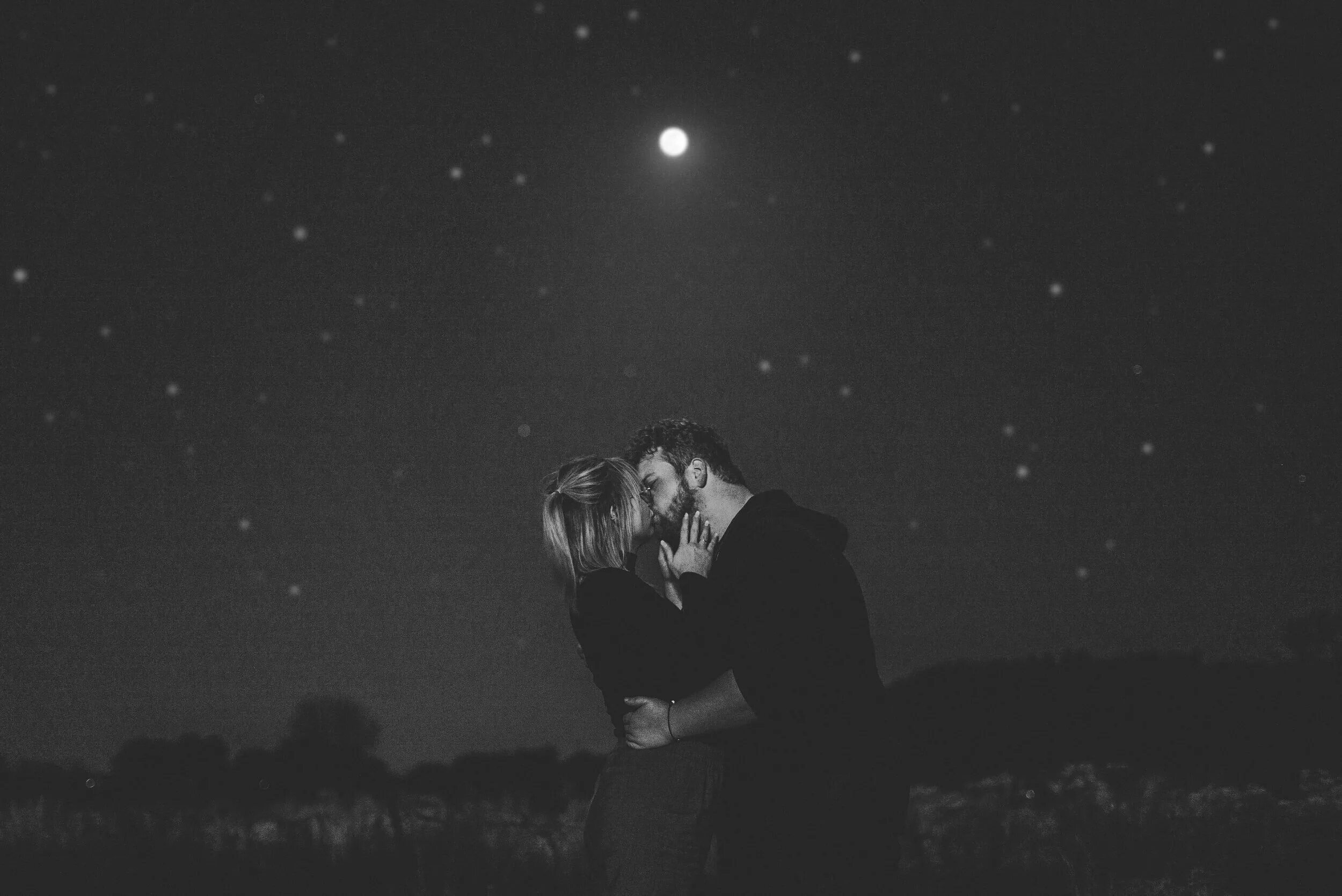 Поцелуй портит пост. Поцелуй Луны. Любовь под луной. Космическая любовь. Поцелуй парней и джесскйку Уйвер в космосе.
