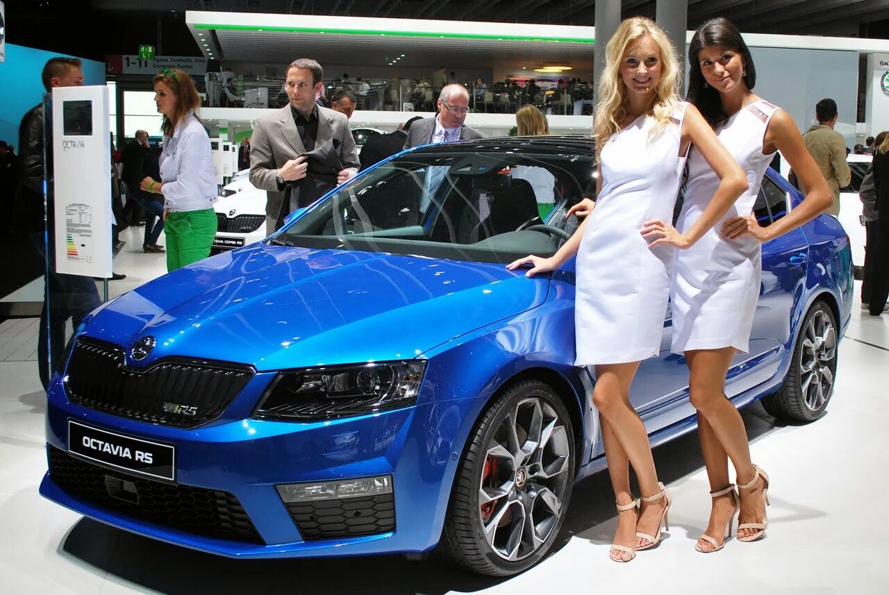 Skoda octavia rs 2015. Девушки на автосалоне в Париже. Самая быстрая Шкода.