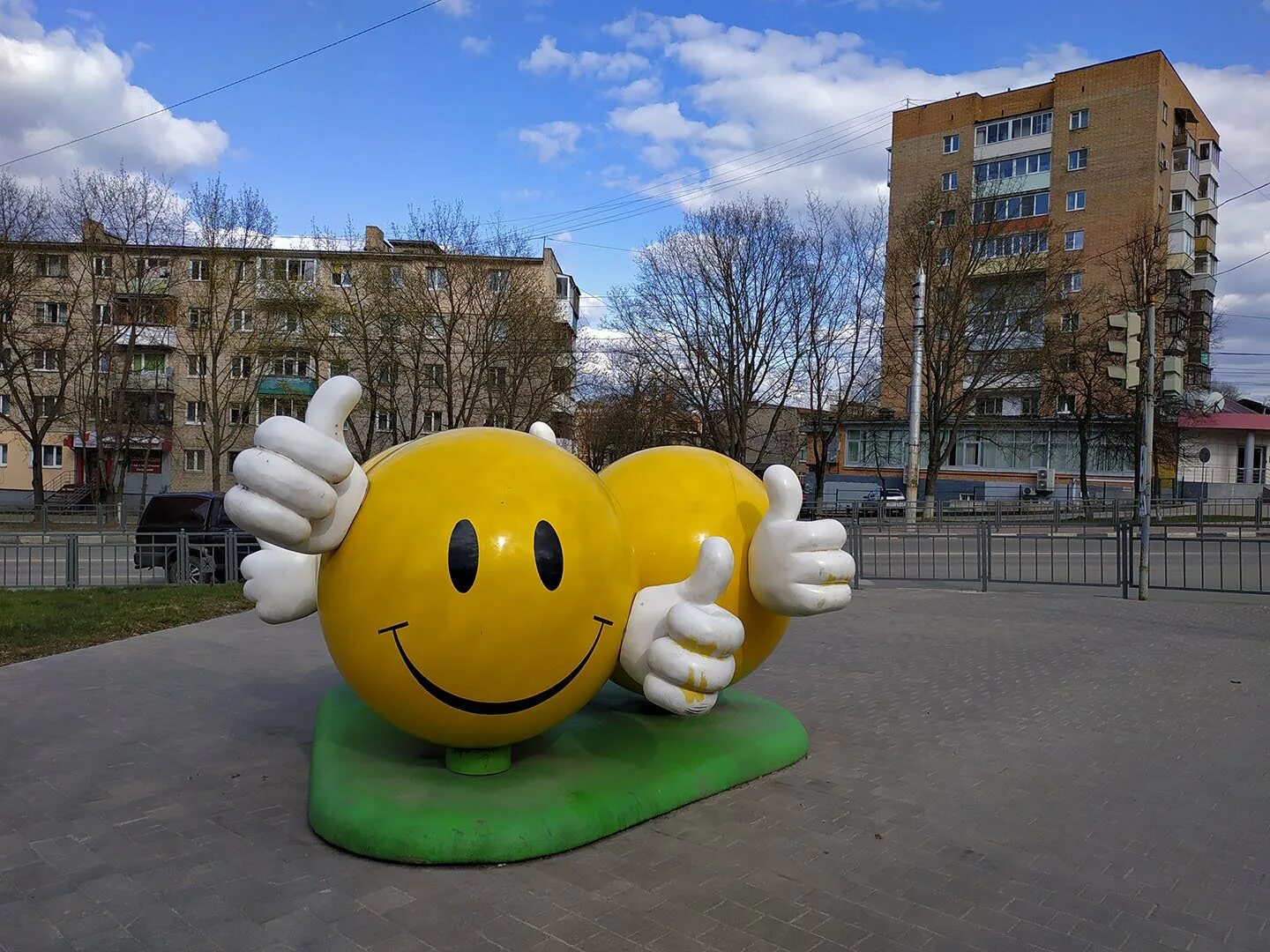 Фото смайликов. Смайлик на улице. Статуя смайликов в Туле. Три смайлика в Туле.