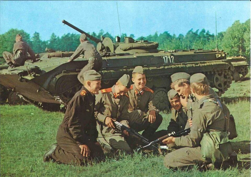 Мотострелки са ссср. Мотопехота советской армии. Советские войска в 70. Солдаты нна гдр и советские солдаты. Рядовой советской армии.