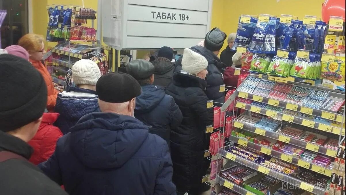 Стоит баба в очереди за продовольствием
