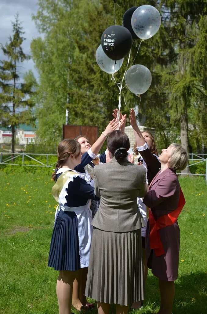 Последний звонок. Последний звонок 11 класс. Последний звонок праздник для всех. Последний звонок ученики. До какого мая учатся в школе