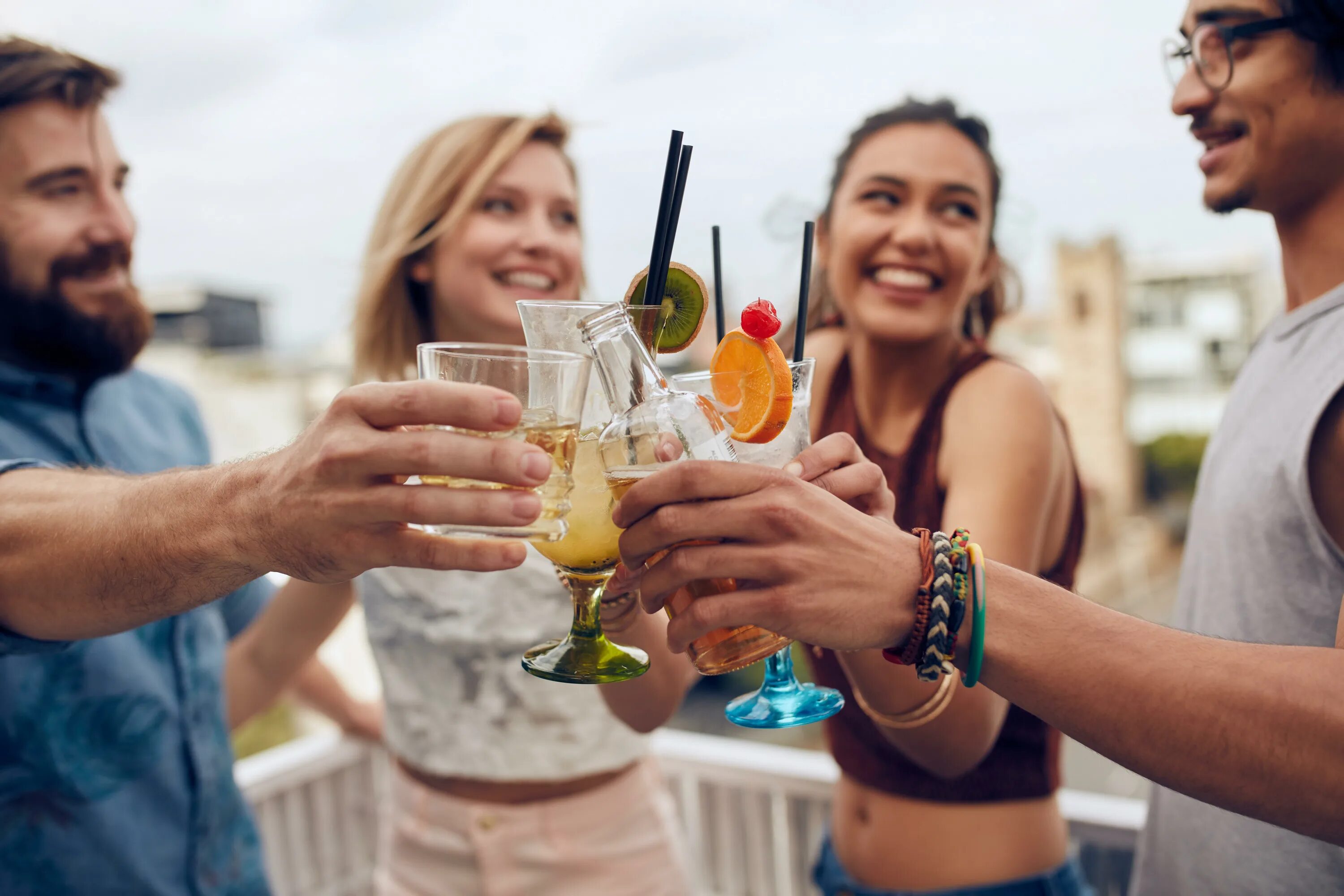 Happy i drink. Пить воду. Друзья и встречи. Женщина пьёт апельсиновый сок. Мужики в баре с пивом.