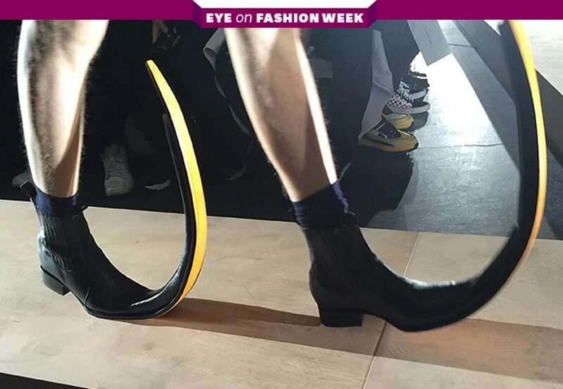 Shoe longest. Женщина на каблуках. Женские ноги в обуви. Пулены 13 век. Туфли на шпильке.