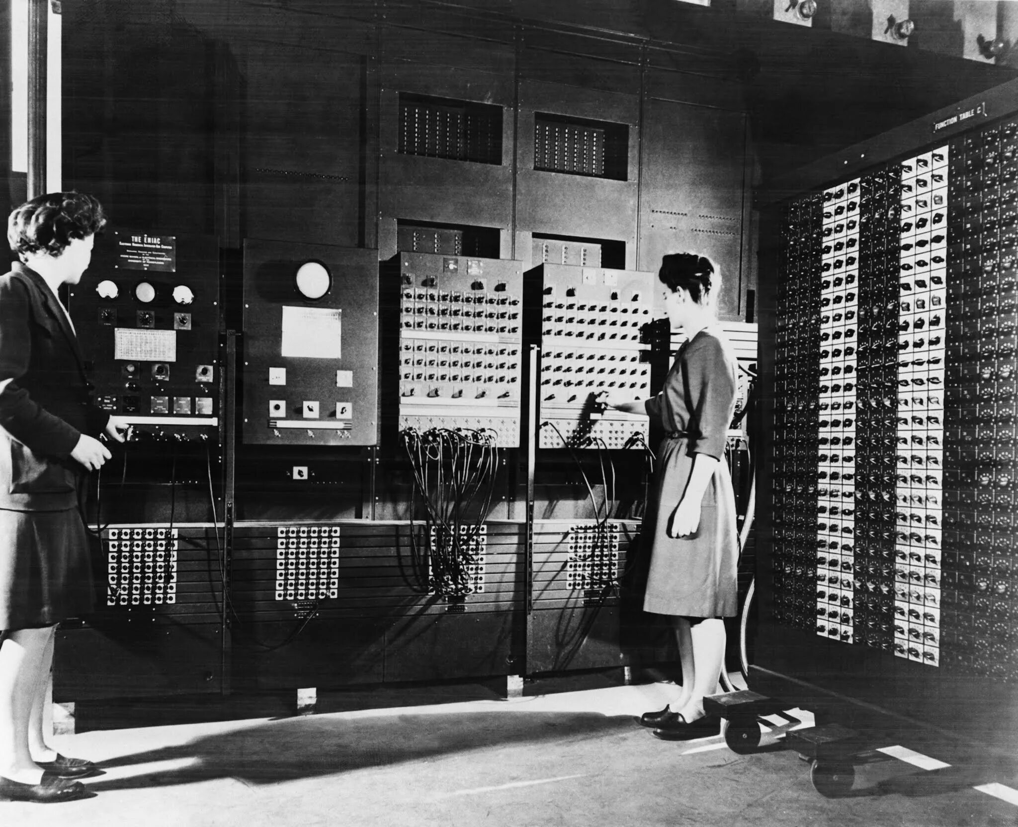 Старые эвм. Эниак 1946. эвм eniac 1945. компьютер eniac 1946. первая эвм эниак 1946 г.