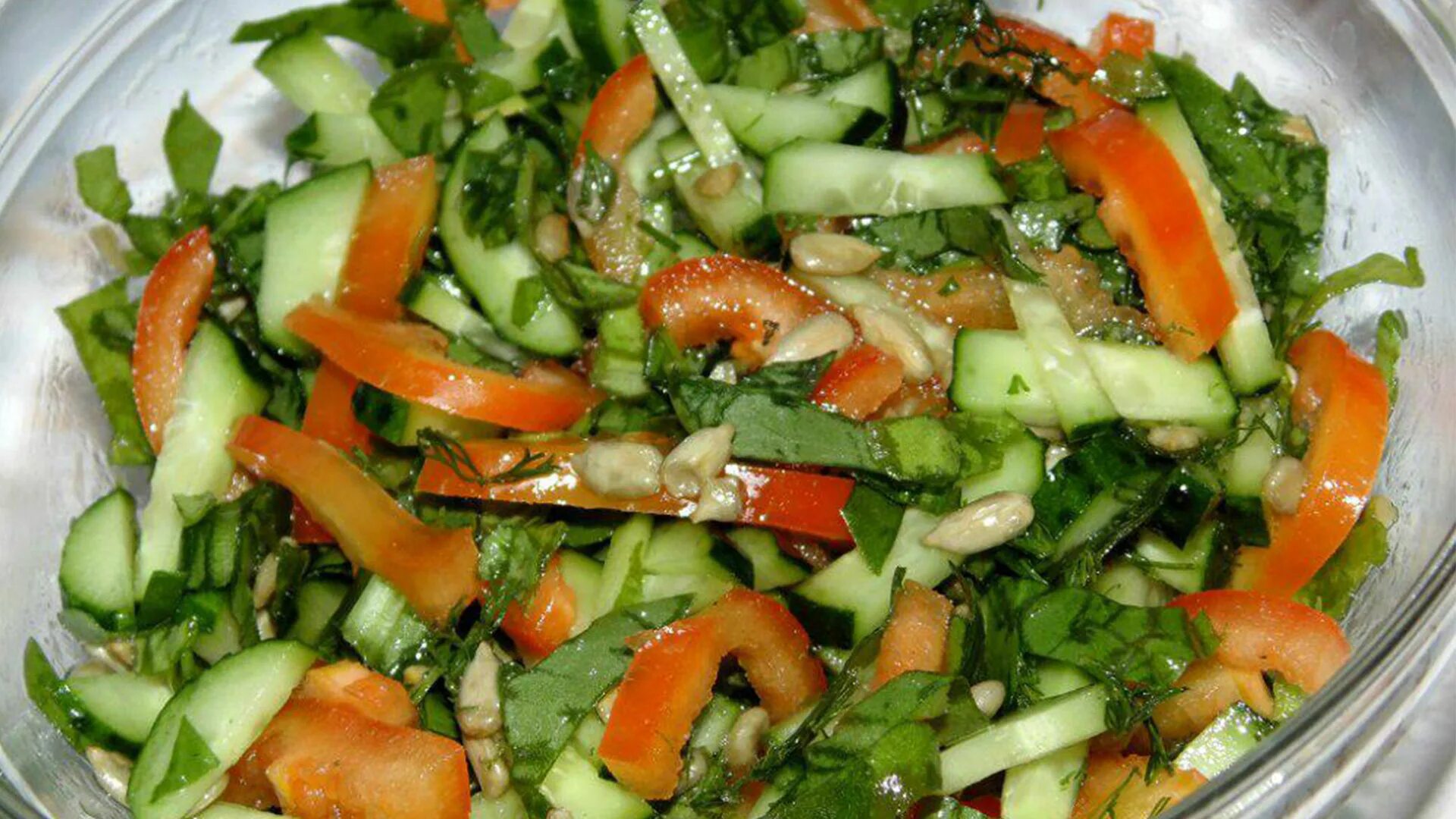 Салат из щавеля свежего рецепты. Салат с щавелем. Салат подсолнух с семечками. Щавелевый салат. Салат из свежих овощей и щавель.