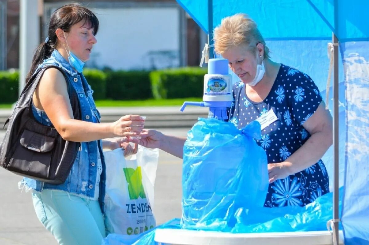 Нет воды в туле сегодня. Раздача воды. Раздают воду. Вода в жару. Водяная раздача.