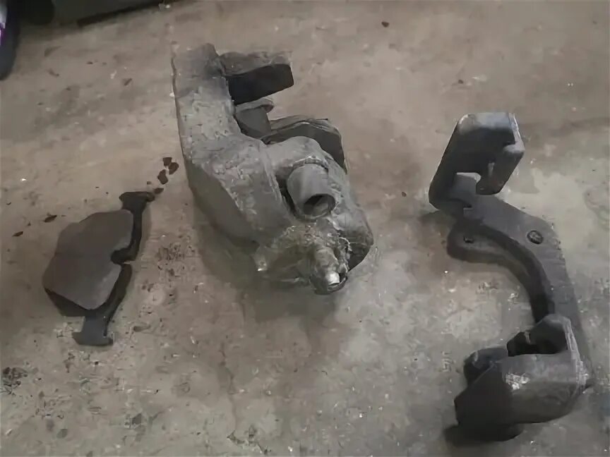 Bmw f15 суппорт задний. Суппорт бмв х5 е53 4. Суппорта бмв х5 е70. Бмв х5 задний суппорт. Тормозная система бмв х5 е53.