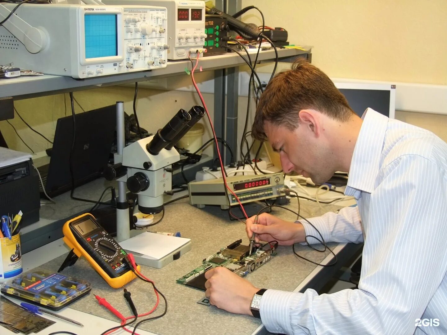 Ученик мастера по ремонту бытовой техники. Курсы по починке телефонов. Ремонт бытовой техники мастер с учеником. Обучение ремонту телефонов. Обучение ремонту телефонов.