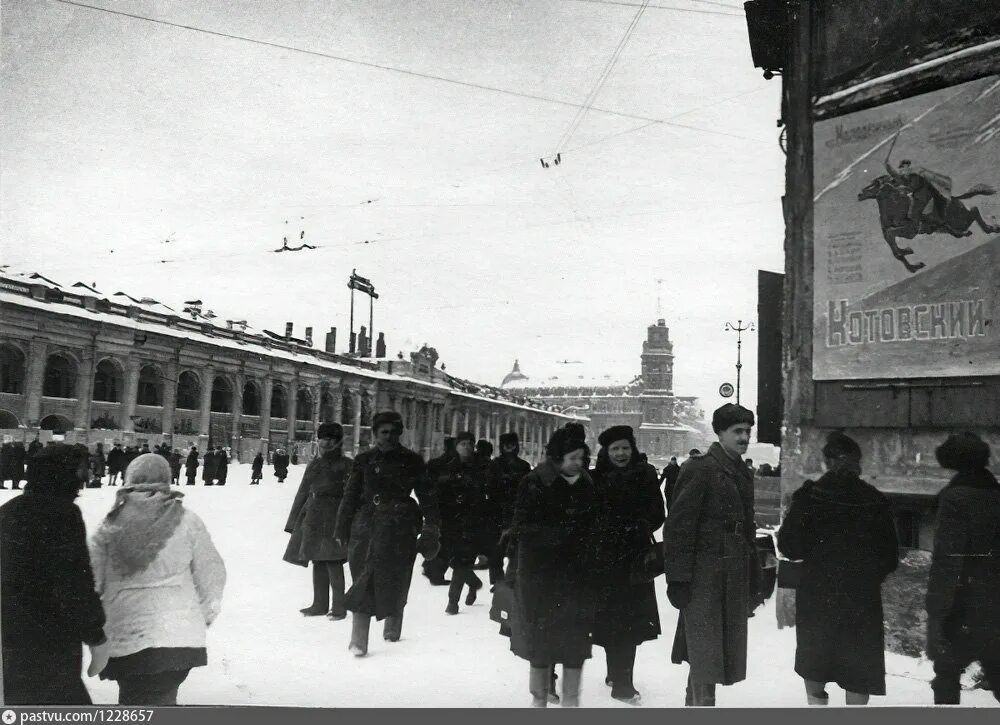 Пр 25 лет. Гостиный двор метро СССР Ленинград.