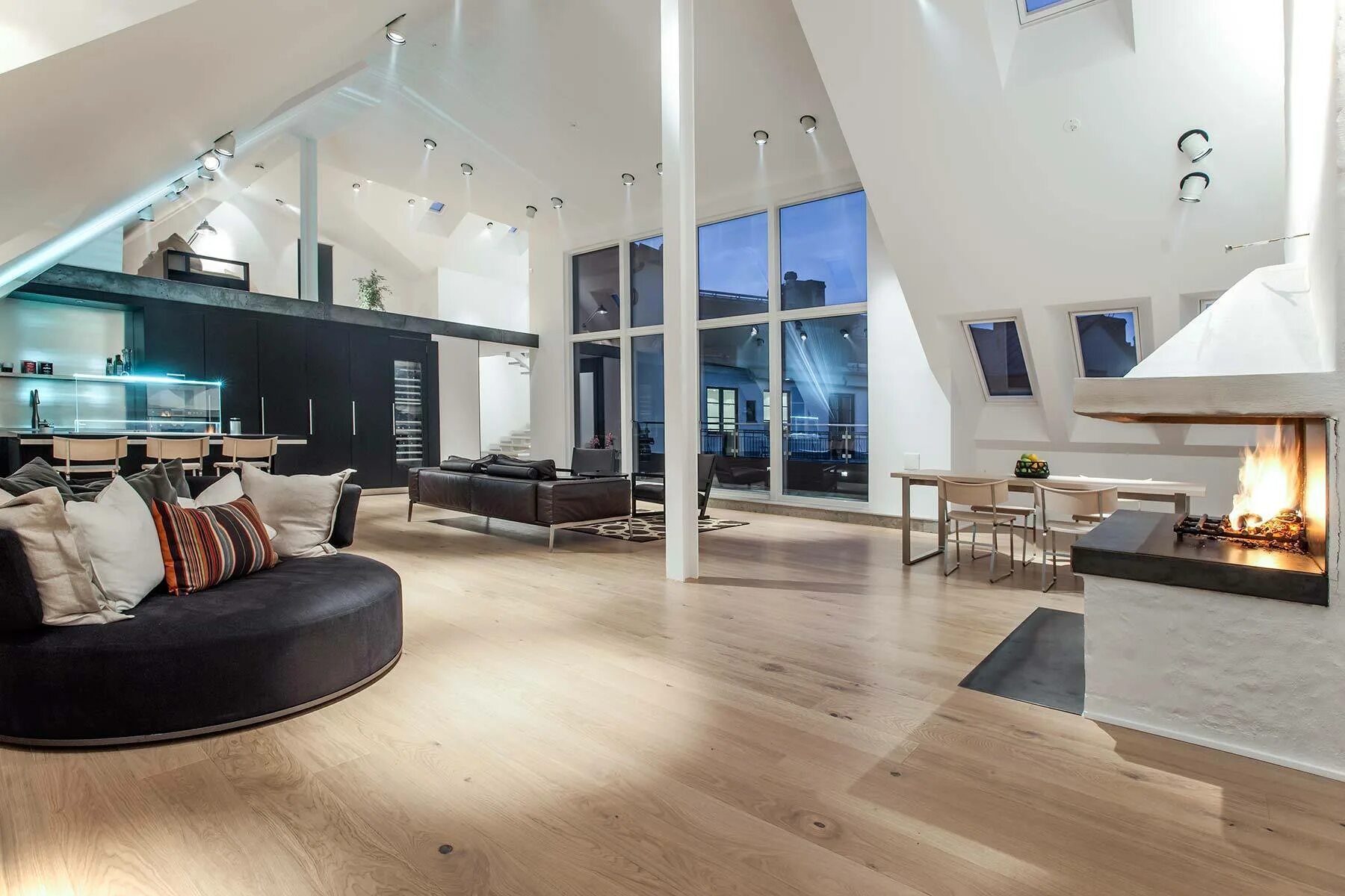 Освеще 2 ая. Гостиная с высококими потолками. Второй свет в интерьере. Фахверк домогацкого второй свет. Интерьер со вторым светом.