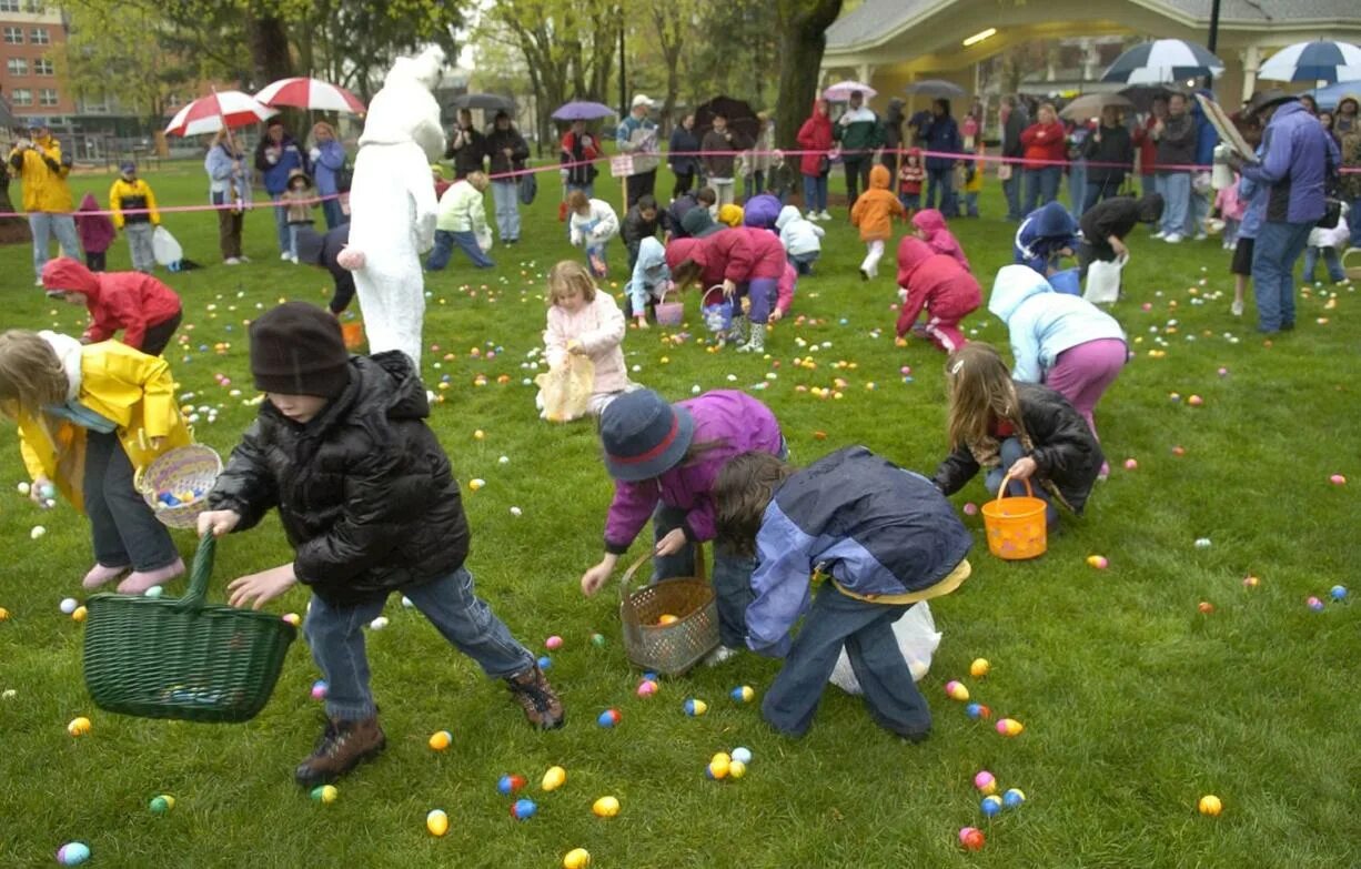 Egg hunt 2024 games. Пасха в Великобритании традиции. Пасха в садике. Традиционные развлечения на Пасху в Великобритании. Пасха на улице.