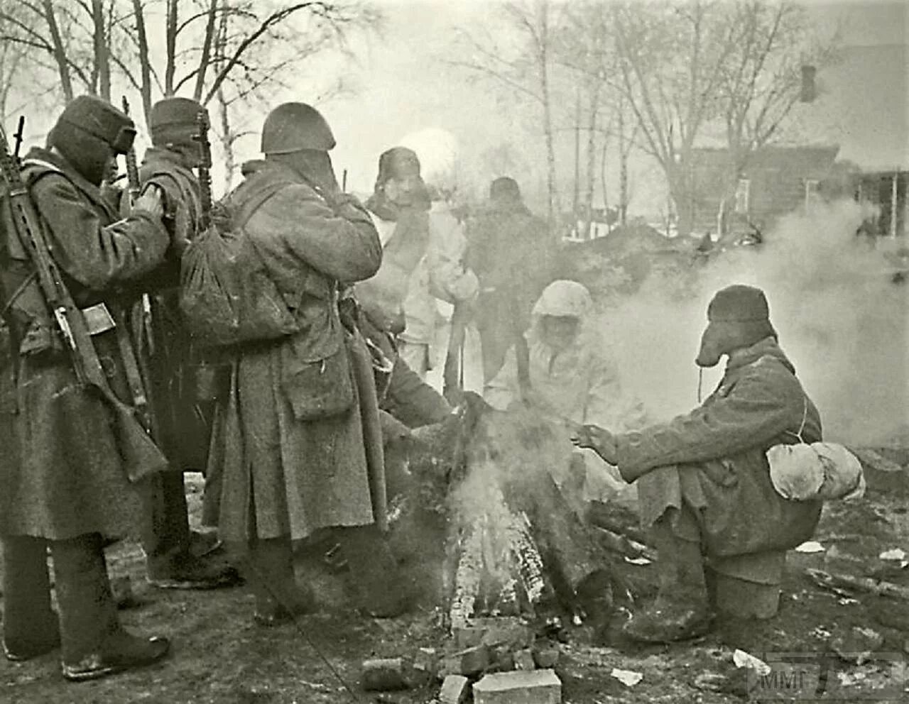 Великая отечественная действия. Советские солдаты под Москвой 1941. Советские солдаты в деревне 1941.